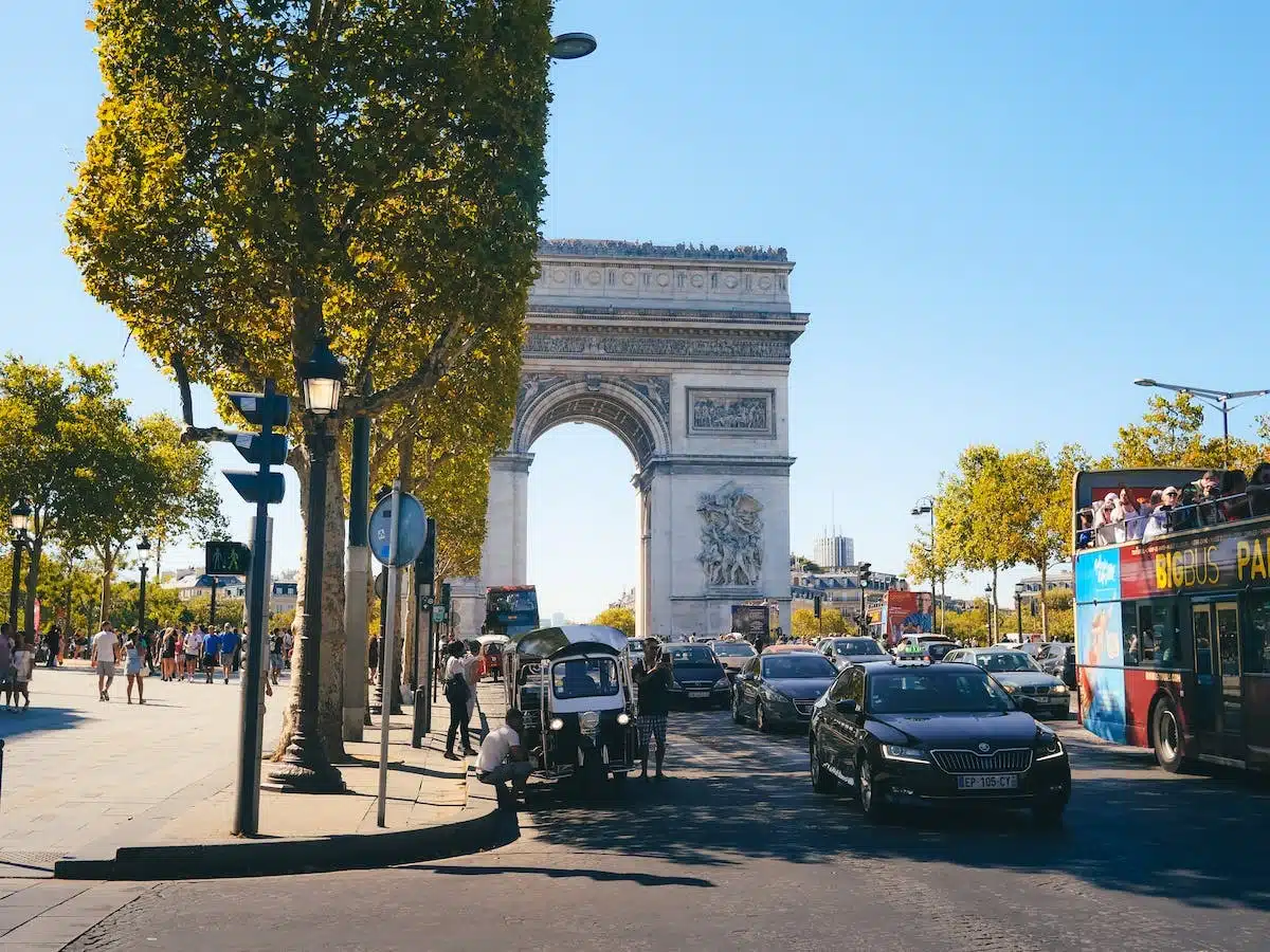 Optimisez l’utilisation des taxis parisiens pour gagner du temps et éviter les embouteillages