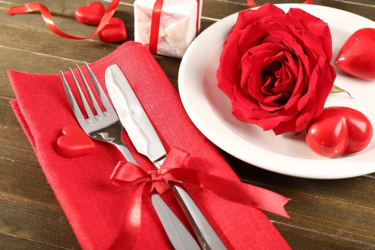 Organisation d'une soirée romantique pour la Saint Valentin chez soi : que faut-il prévoir ?