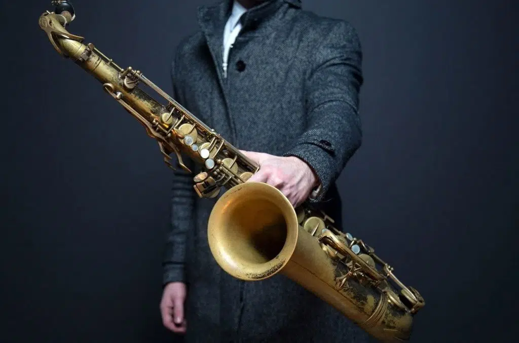Un homme saxophoniste