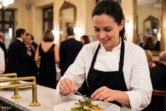 Chef femme en cuisine gourmet à Paris