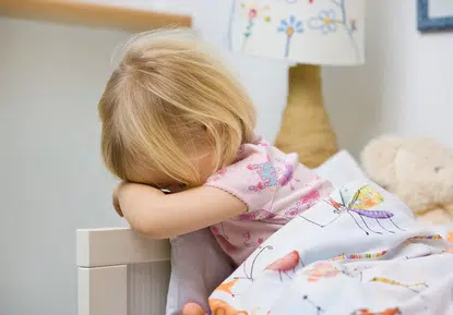 Pourquoi ma fille de 3 ans se réveille la nuit ?