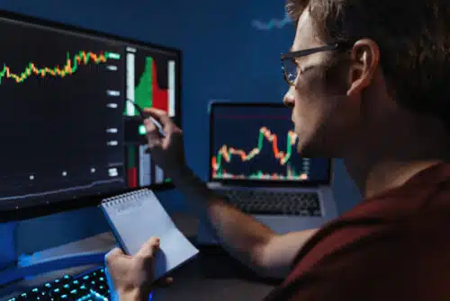 Comprendre les ETF synthétiques et leur réplication d’indice grâce aux swaps