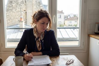 Femme en blazer examine documents d'assurance santé