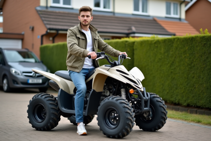 Jeune homme avec quad bike dans la banlieue