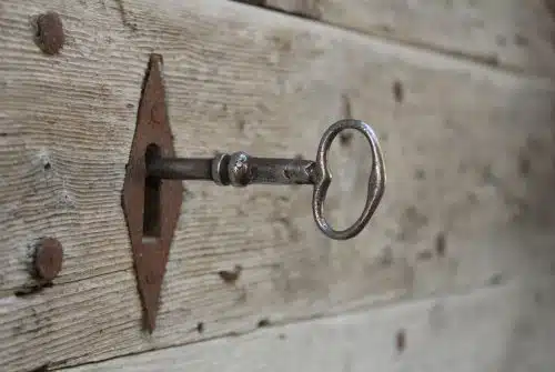Comment ouvrir une ancienne serrure de porte sans clé ?
